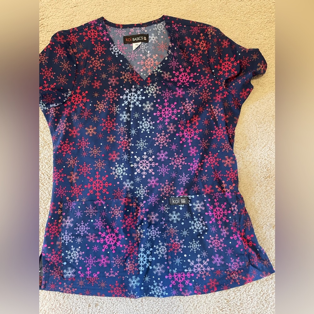 Koi snowflake scrub top
